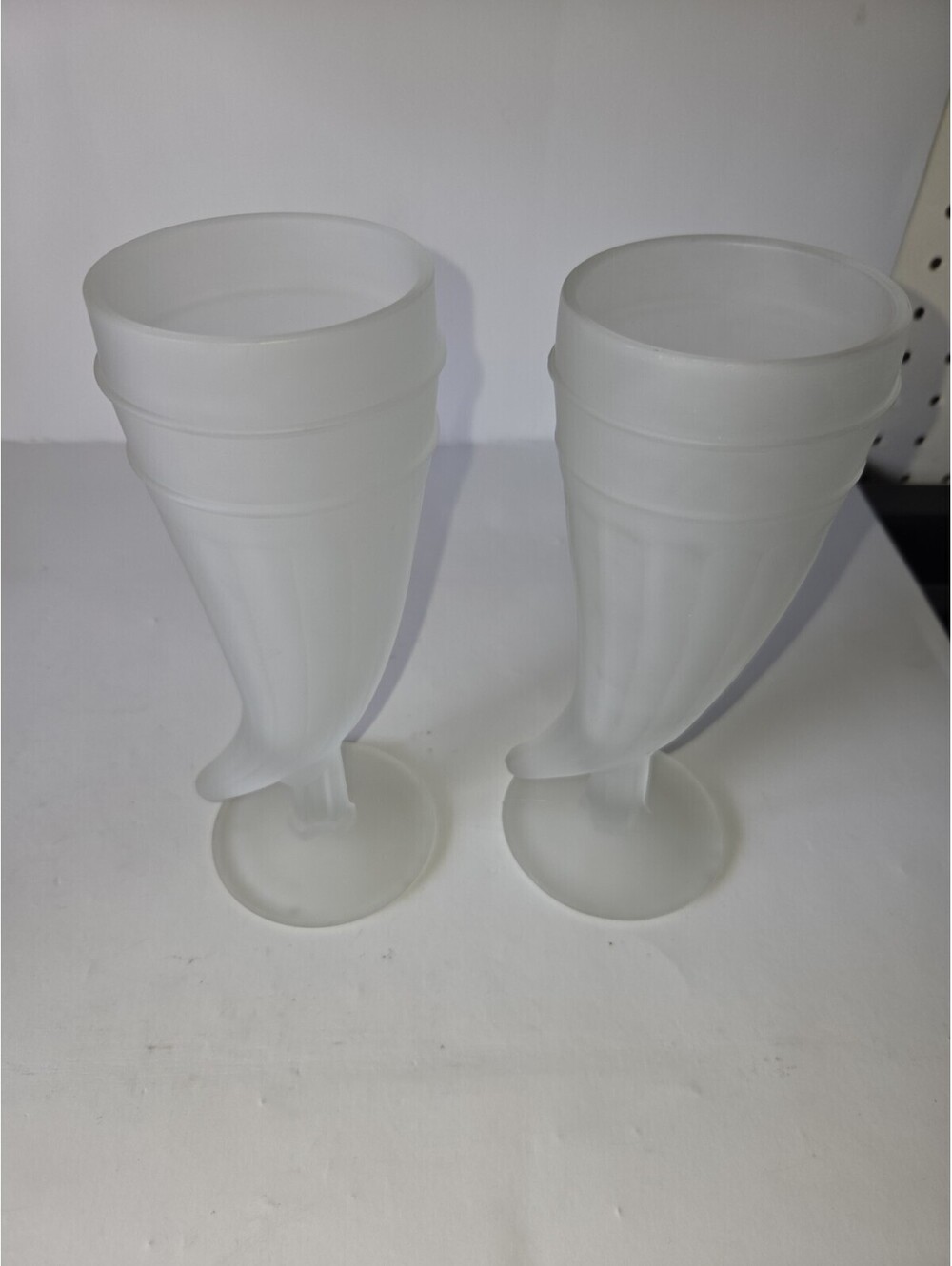 VINTAGE TIARA INDIANA WHITE SATIN HORN SHAPED PILSNER DRINKING GLASSES SG2